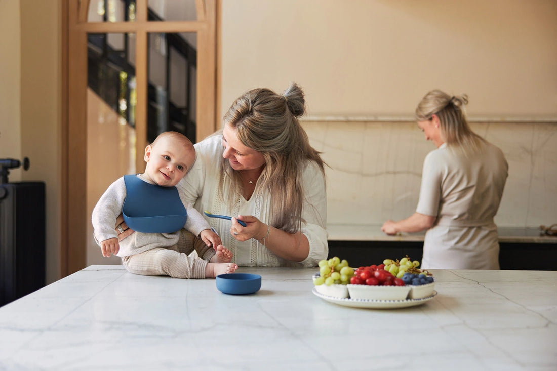 Maman qui donne à manger à son bébé 