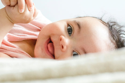 Bébé qui fait ses dents avec le sourire 