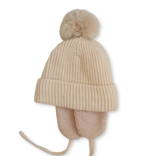 Bonnet beige avec cache oreilles et pompom 