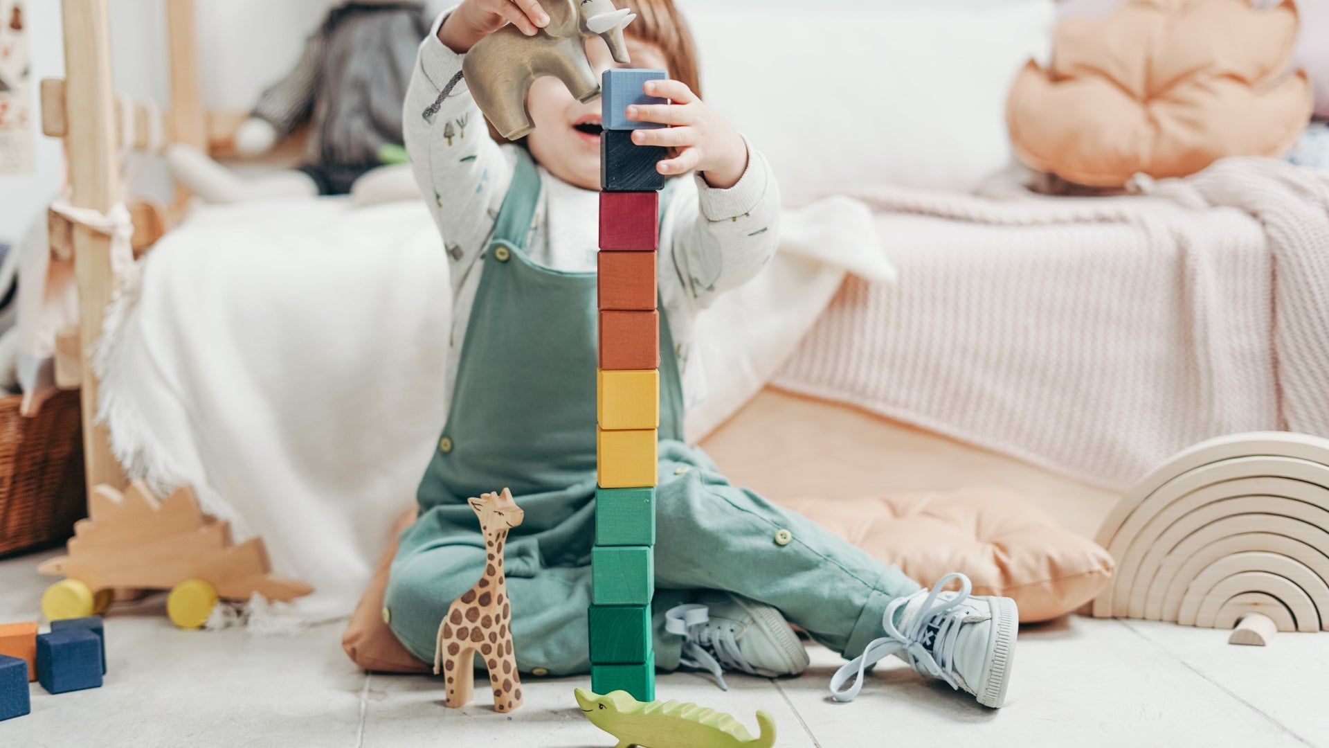 Bébé qui joue avec des cubes en bois